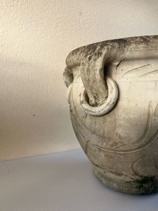 Vecchio orcio in terracotta con manici