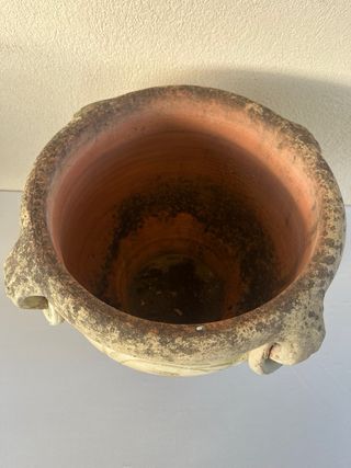 Vecchio orcio in terracotta con manici