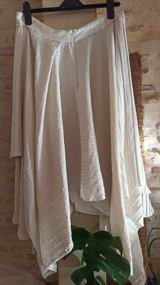 Falda larga blanca plisada