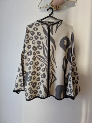 Chaqueta con capucha y cremallera