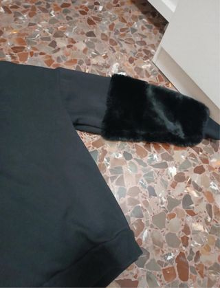 Sudadera negra con mangas de pelo
