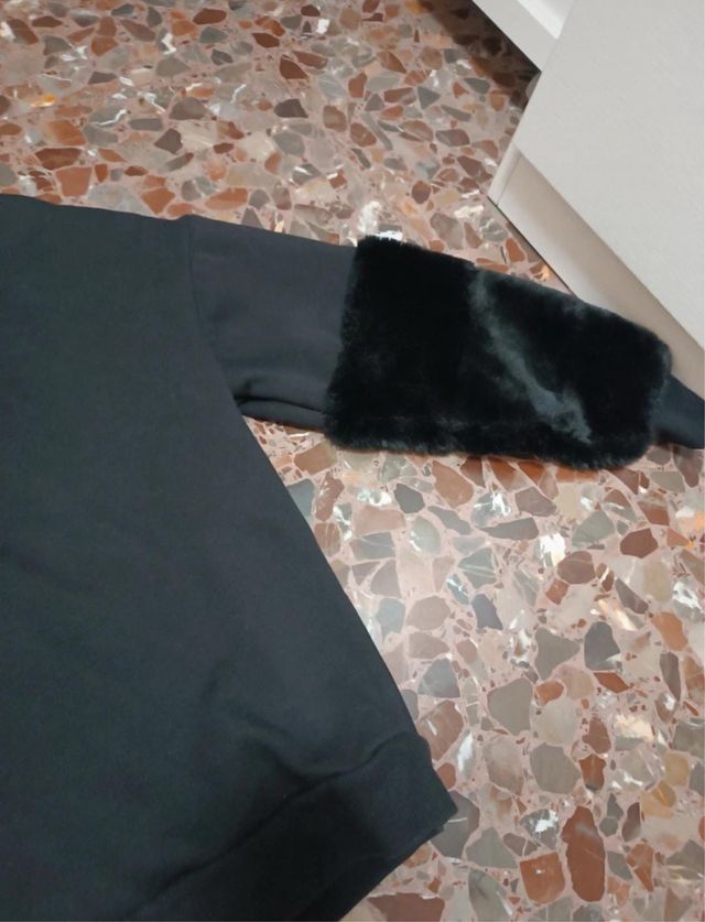 Sudadera negra con mangas de pelo
