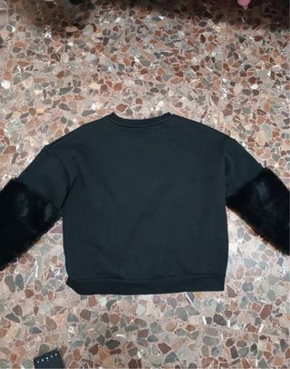 Sudadera negra con mangas de pelo