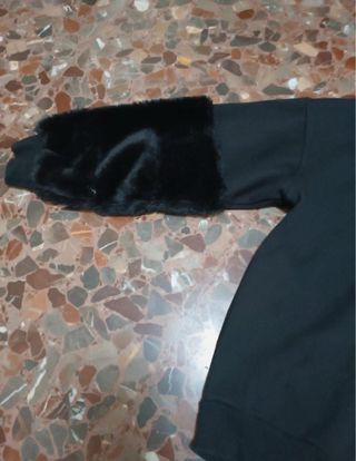 Sudadera negra con mangas de pelo