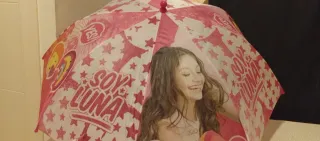 Paraguas infantil multicolor con asa rosa