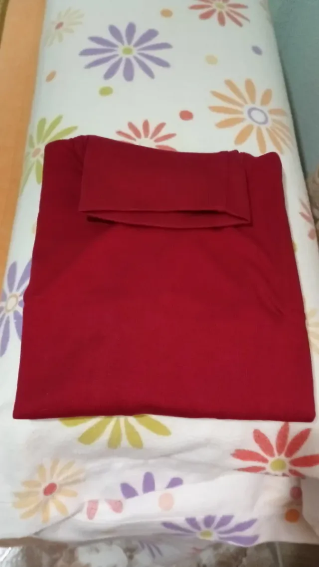 Camiseta infantil niño granate.