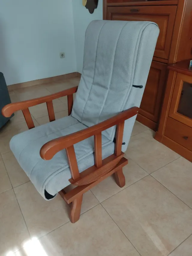 Dos Mecedoras de madera y tela beige