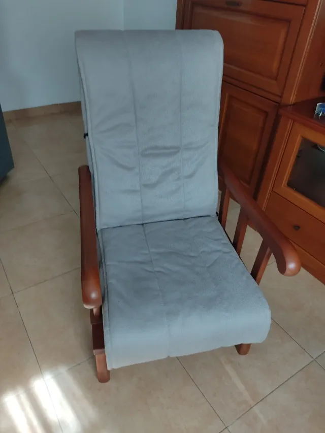 Dos Mecedoras de madera y tela beige