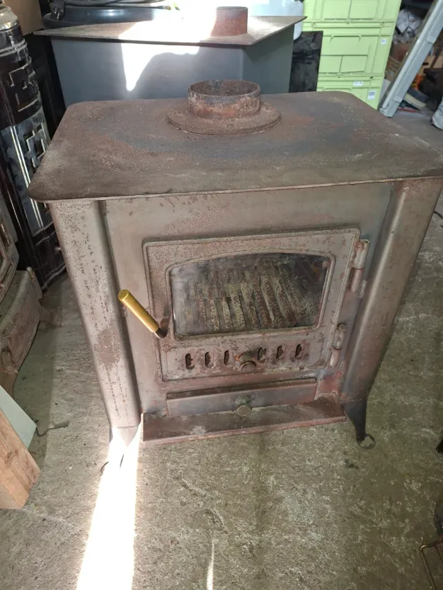 Estufa de leña antigua