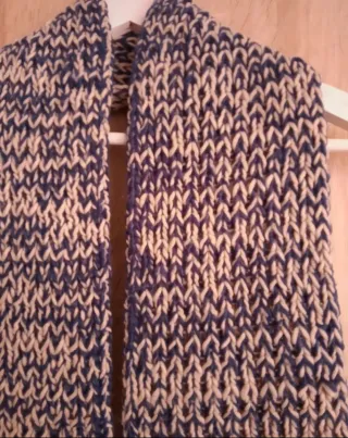 Bufanda nueva tejida beige y azul