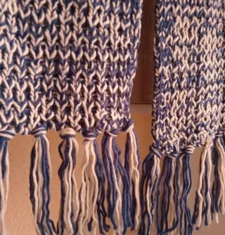 Bufanda nueva tejida beige y azul