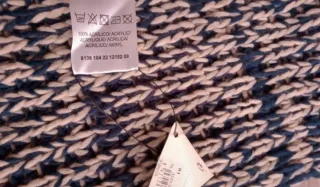 Bufanda nueva tejida beige y azul