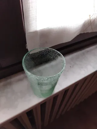 Bicchiere in vetro verde trasparente