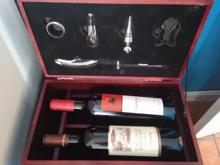 Set di accessori per vino in legno e 2 bottiglie