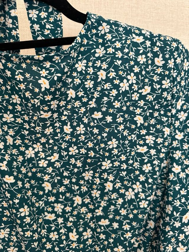 Vestido verde con estampado floral