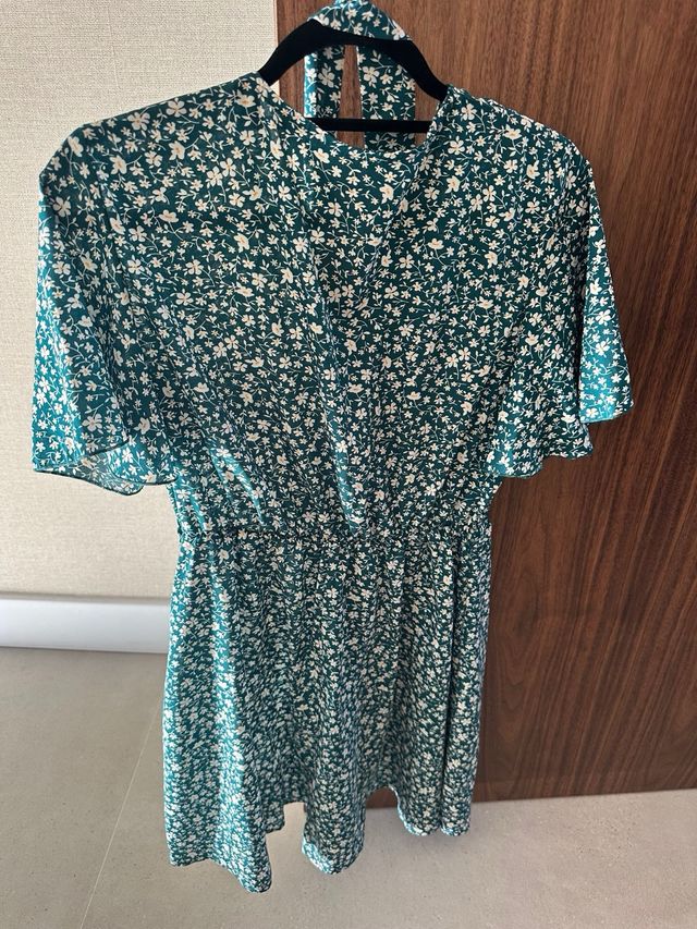 Vestido verde con estampado floral