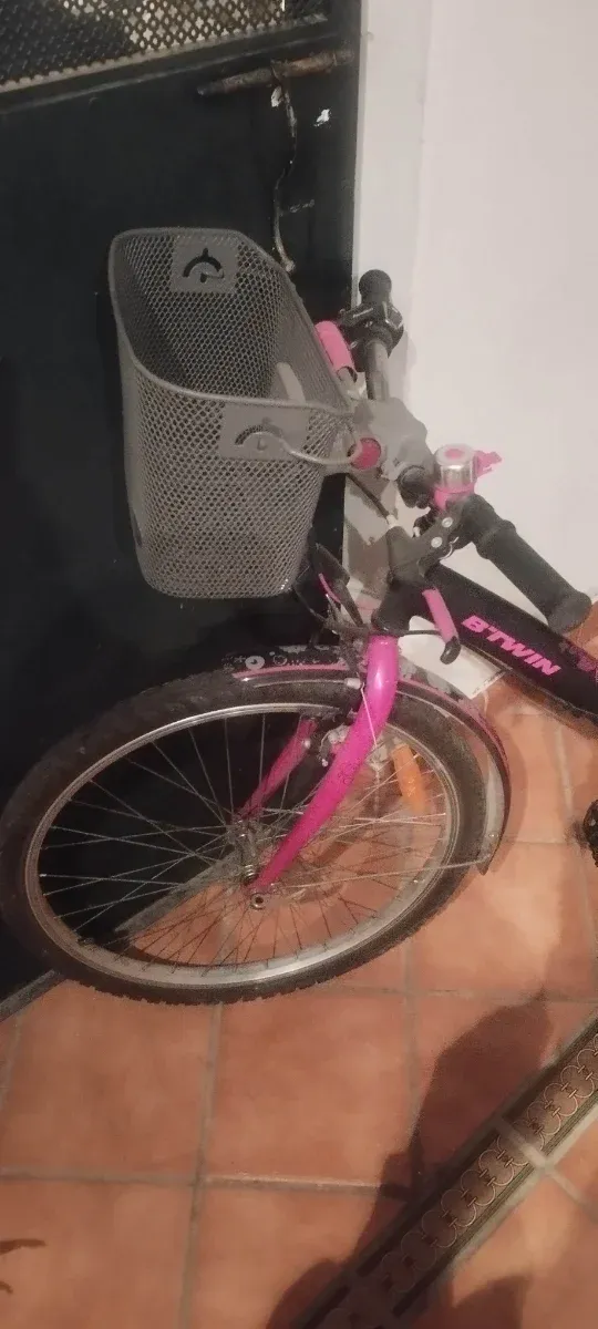 Bicicleta niña Btwin rosa y negra