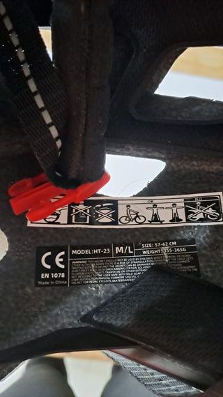 Casco da bici nero con visiera e USB