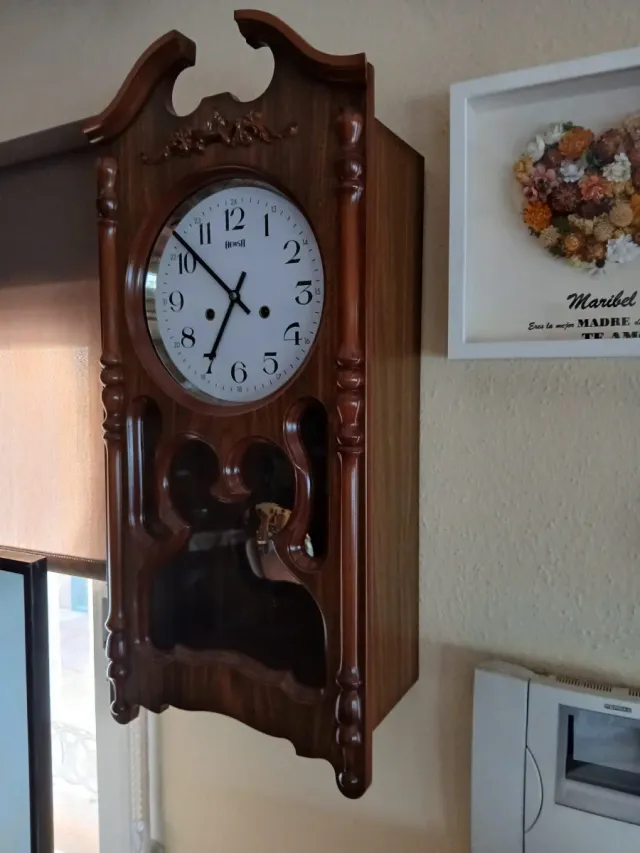 Reloj de pared de madera