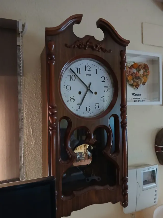 Reloj de pared de madera