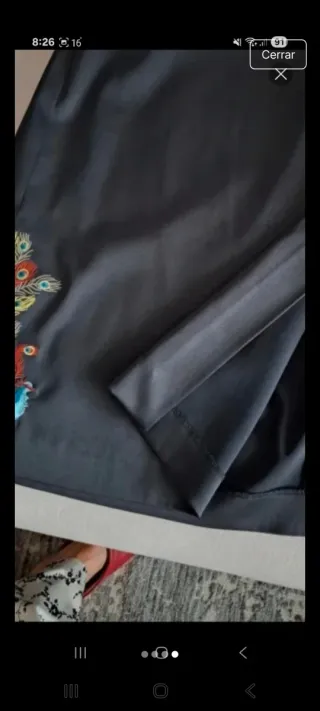 Falda negra bordada pavo real