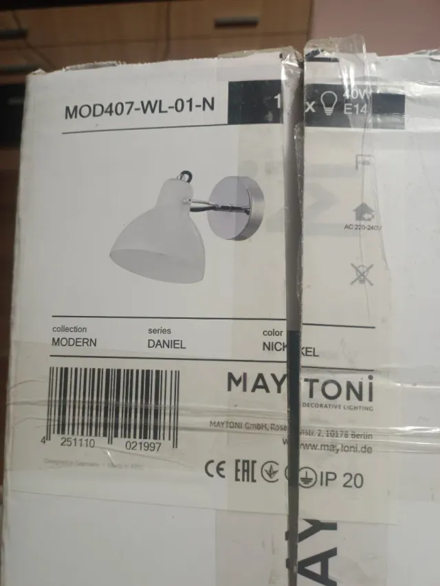 Lámpara de mesa moderna.pared