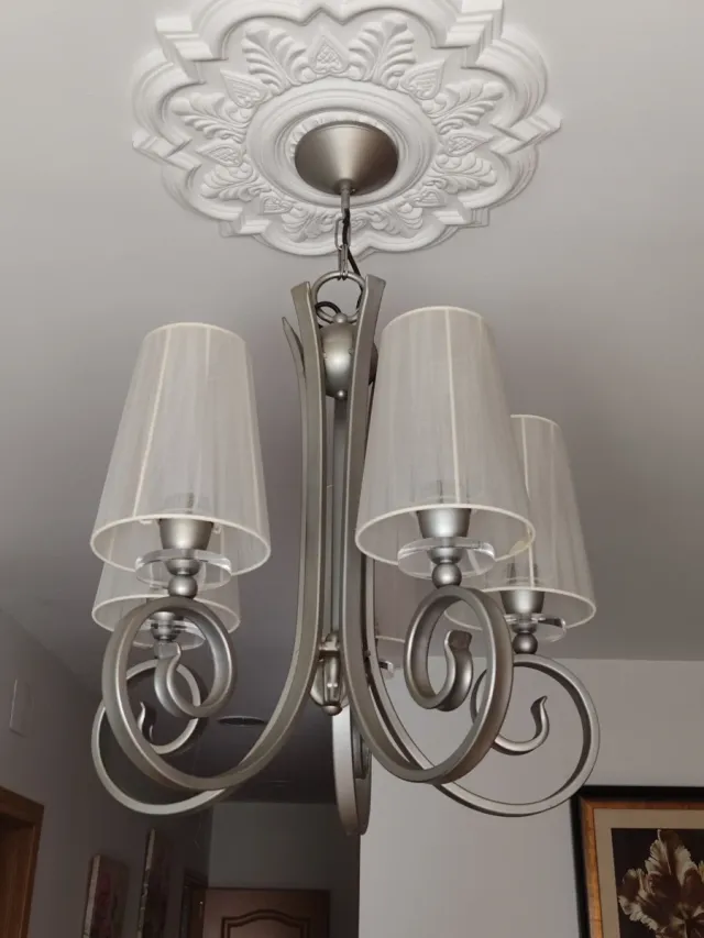 Lámpara de techo plateada con pantallas