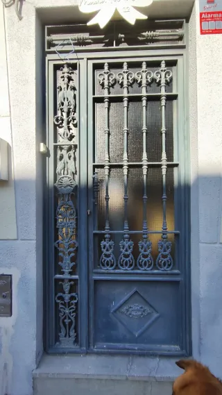 Puerta de hierro forjado