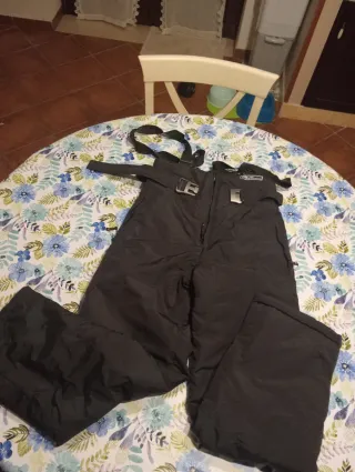 Tuta da sci nera con bretelle