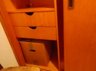 Armario ropero grande de madera con puertas corred