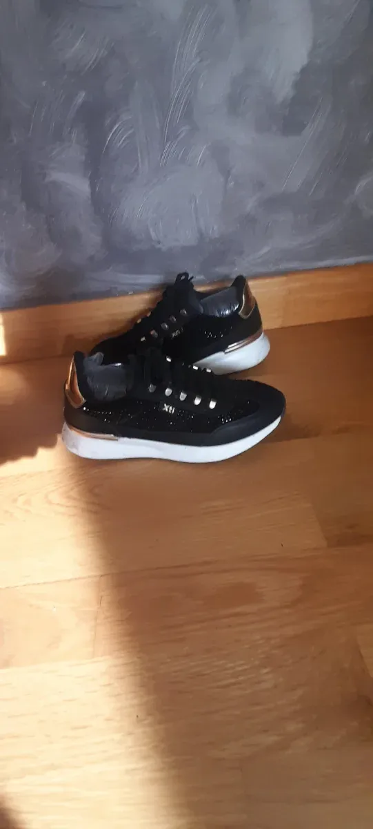 Deportivas XTI Negro/Dorado Talla 38