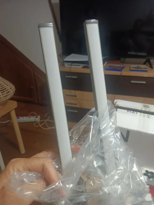 Lámpara de metal y plástico.