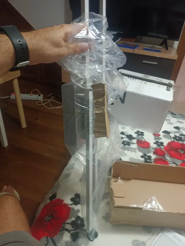 Lámpara de metal y plástico.