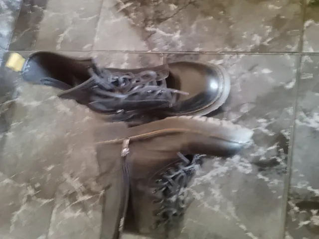 Botas de cuero con cremallera y cordones