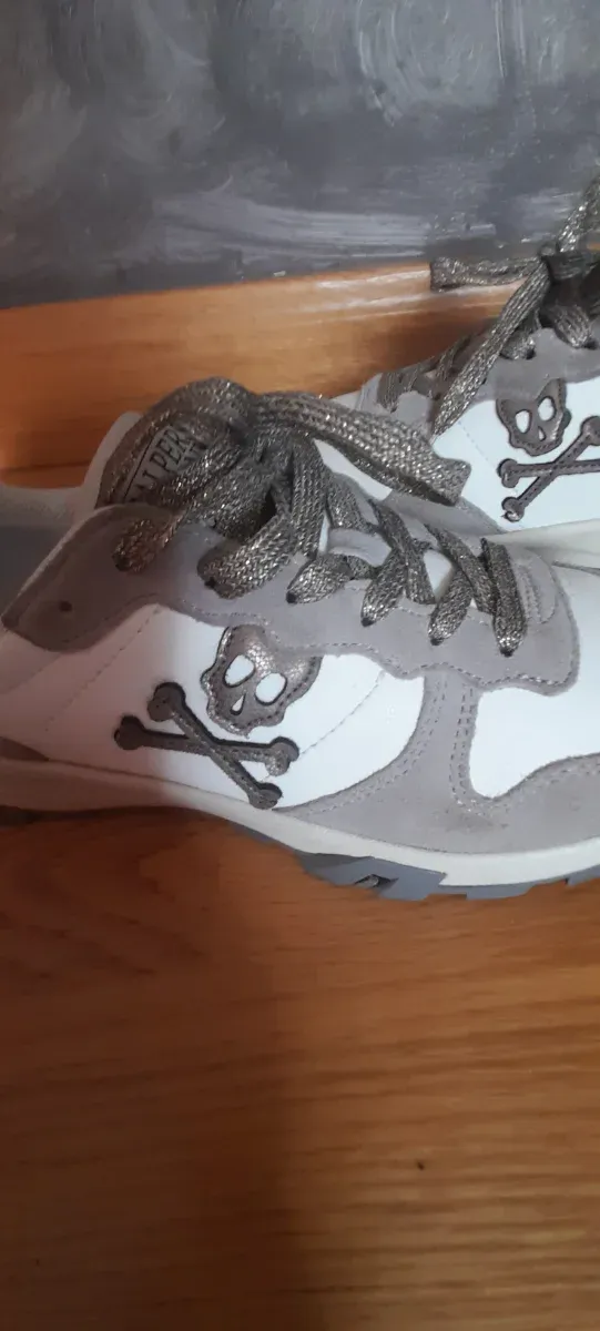 Deportivas Scalpers Talla 38 Gris y Blanco