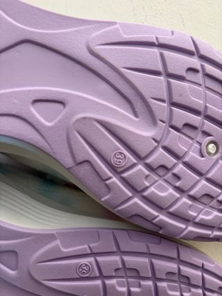 Zapatillas deportivas blancas y moradas nuevas