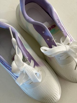 Zapatillas deportivas blancas y moradas nuevas
