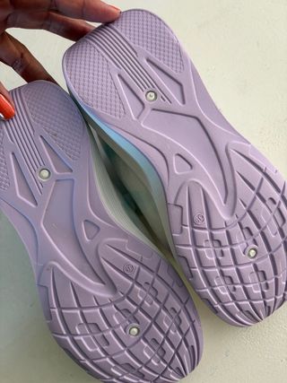 Zapatillas deportivas blancas y moradas nuevas