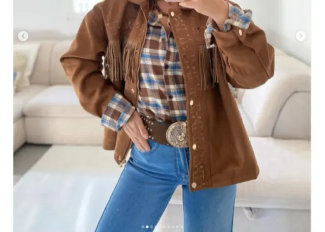 Chaqueta marrón con flecos y pedrería
