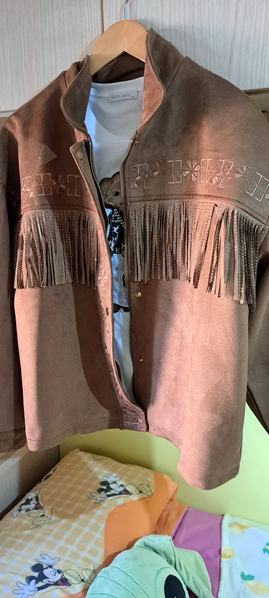 Chaqueta marrón con flecos y pedrería