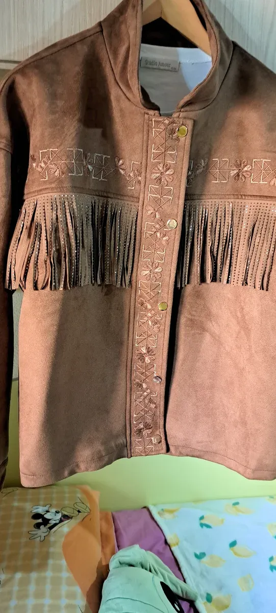 Chaqueta marrón con flecos y pedrería