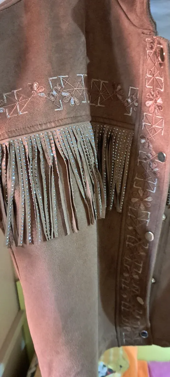 Chaqueta marrón con flecos y pedrería
