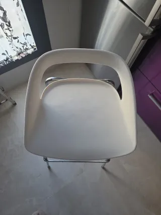 Silla alta blanca y plateada