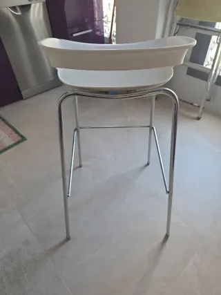Silla alta blanca y plateada