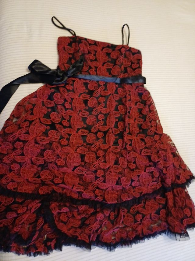 Vestido de encaje floral rojo y negro