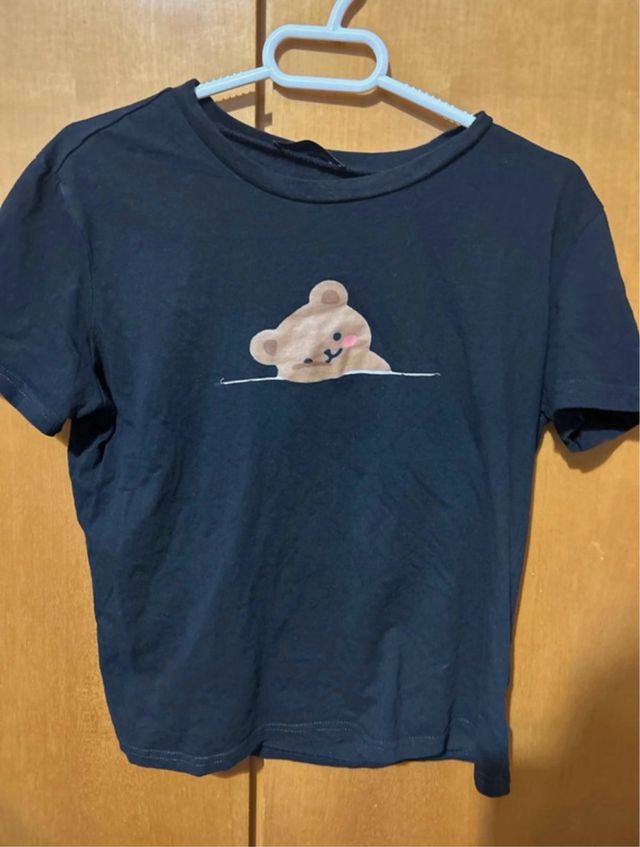 Camiseta negra con estampado de oso