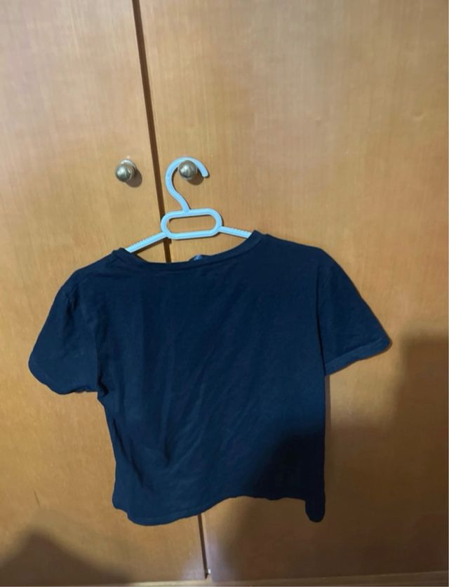 Camiseta negra con estampado de oso