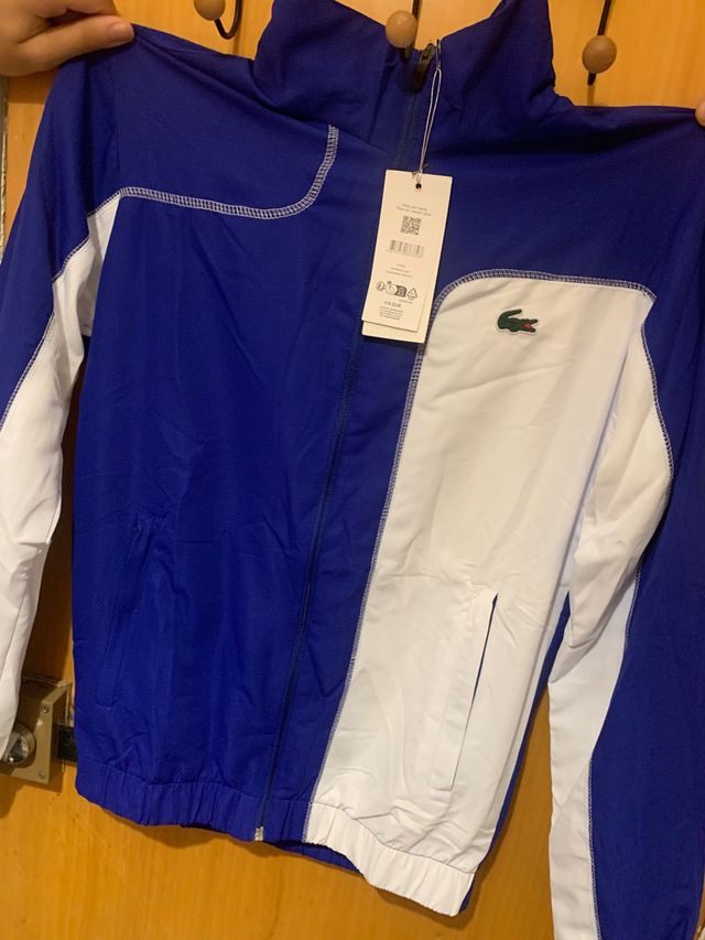 Chaqueta deportiva Lacoste azul y blanca