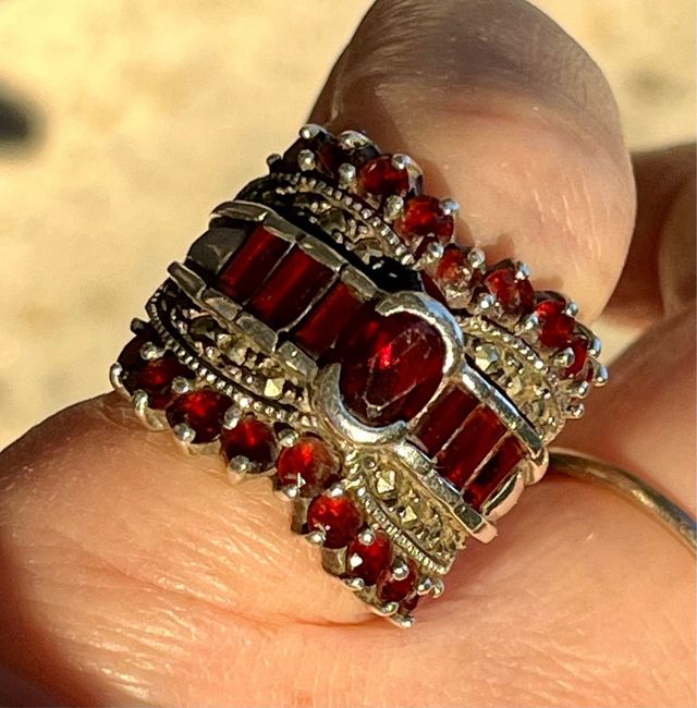 Anello Art Deco in argento e granati cechi