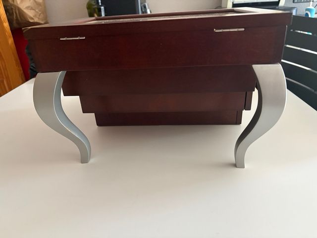 Joyero de madera marrón